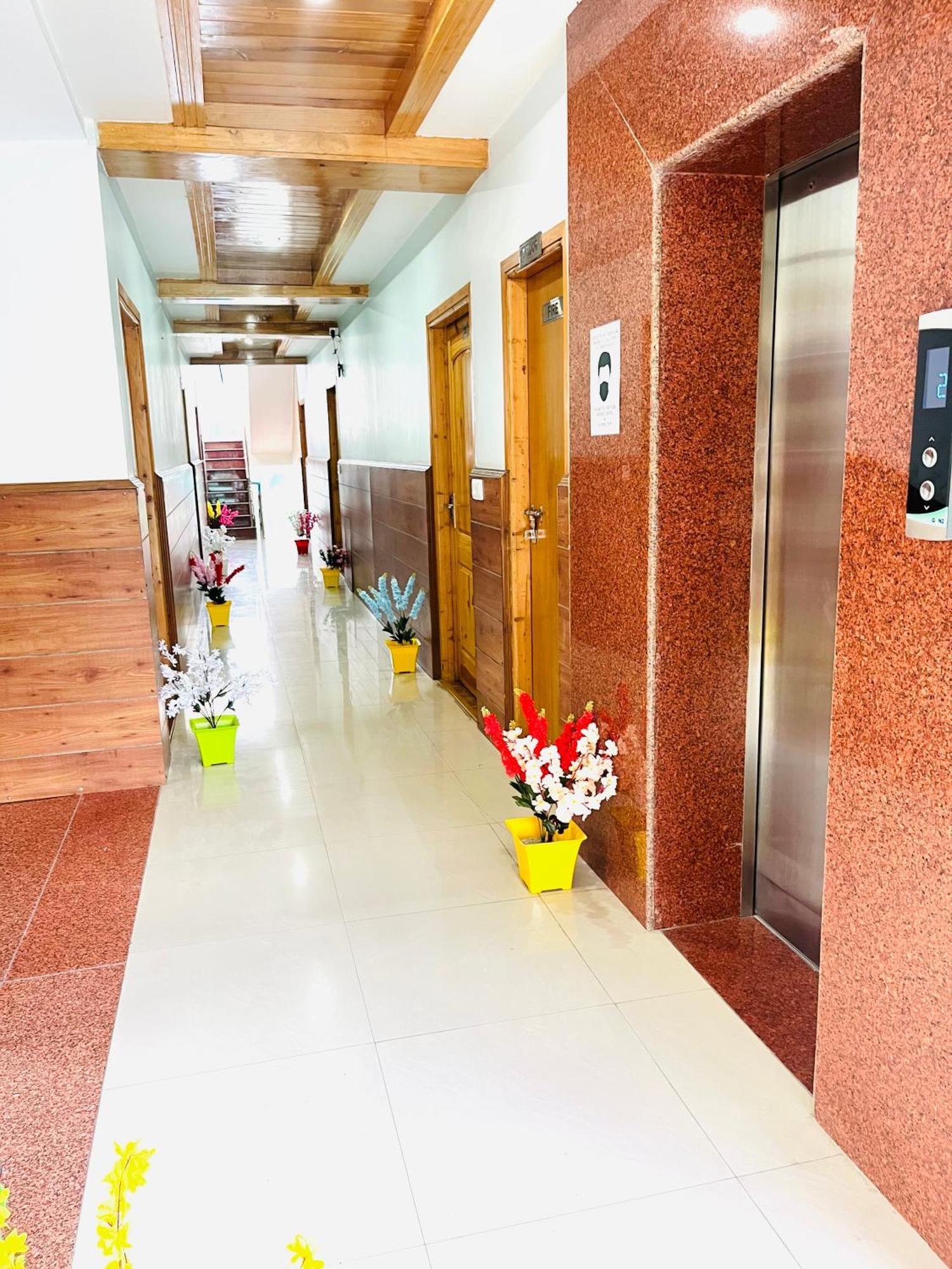 Tata Vista Resort Mall Road Manali - Centrally Heated & Air Cooled Zewnętrze zdjęcie